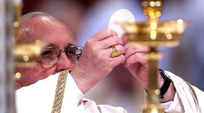教皇フランシスコ、召命のために祈る。